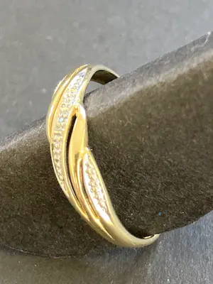 14 karaats geelgouden ring met een diamantje kopen? Bied vanaf 90!
