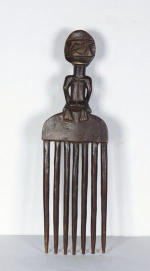 Luba - Grote haarkam met daarop een geknielde man kopen? Bied vanaf 1!