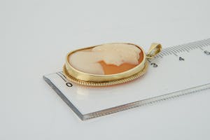 2293b - Antieke 14 karaat geel-gouden Camee hanger - dame en profil - gekeurd kopen? Bied vanaf 70!