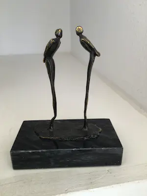 Corry Ammerlaan - Sculptuur “ IN GESPREK “. Gesigneerd kopen? Bied vanaf 1!