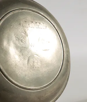 Niet of onleesbaar gesigneerd - Lot van twee tinnen maatbekers en drie borden kopen? Bied vanaf 1!