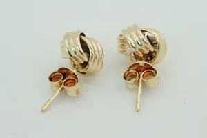 85 - Elegant paar 14krt rosé gouden oorstekers model - fraai afgewerkte "knopen" kopen? Bied vanaf 60!