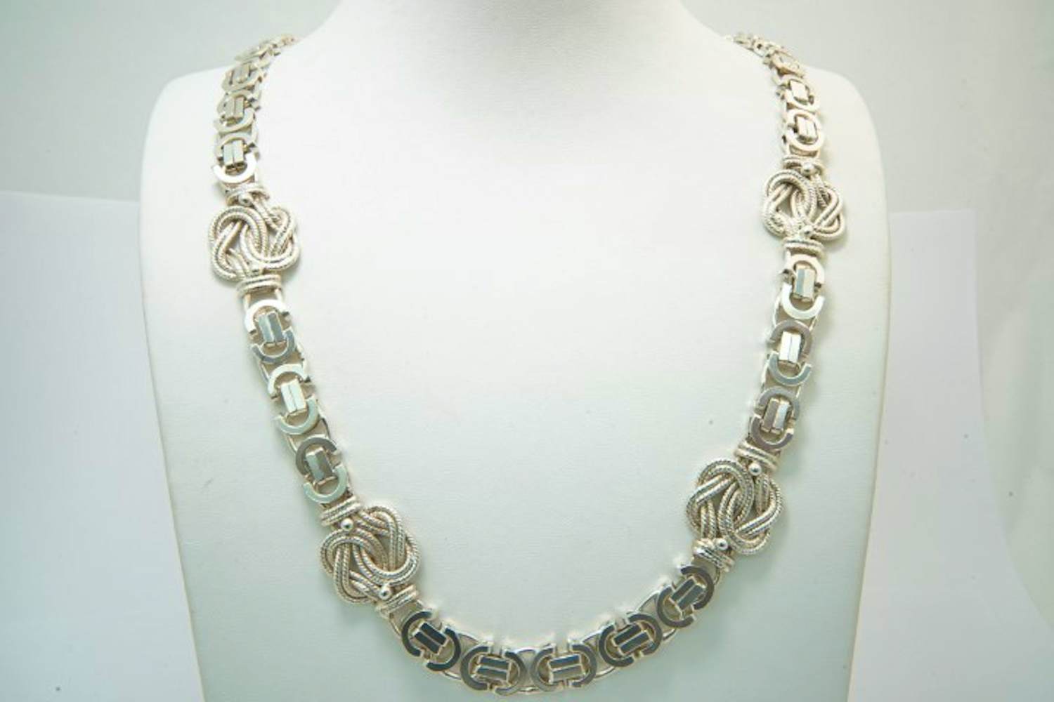 64 -  Lang (70cm) Surinaams 1e geh. zilveren konings collier met mattenkloppers kopen? Bied vanaf 220!