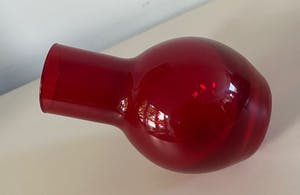Niet of onleesbaar gesigneerd - Vintage robijn rood schoorsteen glazen vaasje kopen? Bied vanaf 1!