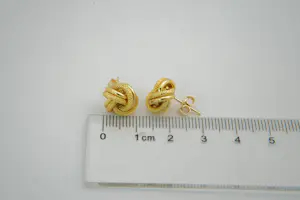 16-  Elegant paar 18krt gouden oorstekers model met fraai afgewerkte "knopen" kopen? Bied vanaf 140!