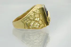 23- Mooi bewerkte 18 krt gouden "slangen" ring - met gefacetteerde blauwe steen kopen? Bied vanaf 370!