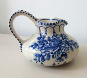 Niet of onleesbaar gesigneerd - Blauw witte art deco platelen Hengselkan verkocht voor € 1!