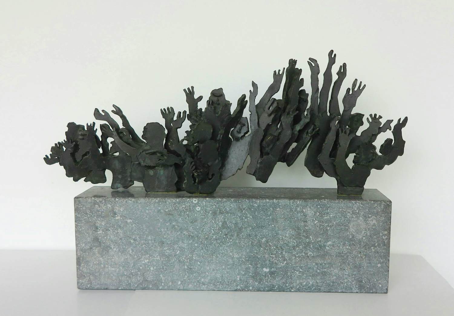 Linda Verkaaik - Groot beeld van brons op hardstenen sokkel, The Wave kopen? Bied vanaf 400!