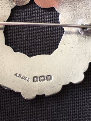 1e gehalte Zilver - email bloemenbroche gesigneerd Alfred Horatio Darby & Son kopen? Bied vanaf 45!