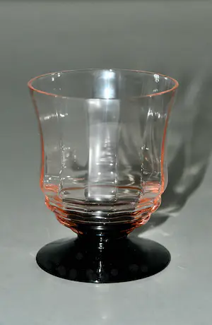 Niet of onleesbaar gesigneerd - Eyecatcher - 6 Zeer zeldzame zachtroze Art Deco glazen - Verrerie Doyen kopen? Bied vanaf 1!