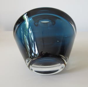 Niet of onleesbaar gesigneerd - Twee dikwandige rookblauwe glazen discus en schoorsteen vaas kopen? Bied vanaf 1!