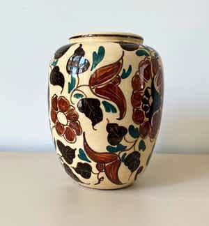 Niet of onleesbaar gesigneerd - Italiaanse Jugendstil aardewerken vaas verkocht voor € 1!