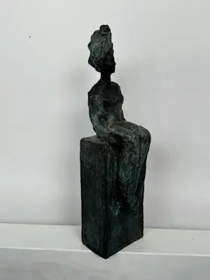 Mieke Oldenburg - Brons, Zittend vrouwfiguur kopen? Bied vanaf 300!