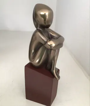 Janneke Ros - Beeld “ IN GEDACHTEN “. Gesigneerd kopen? Bied vanaf 1!