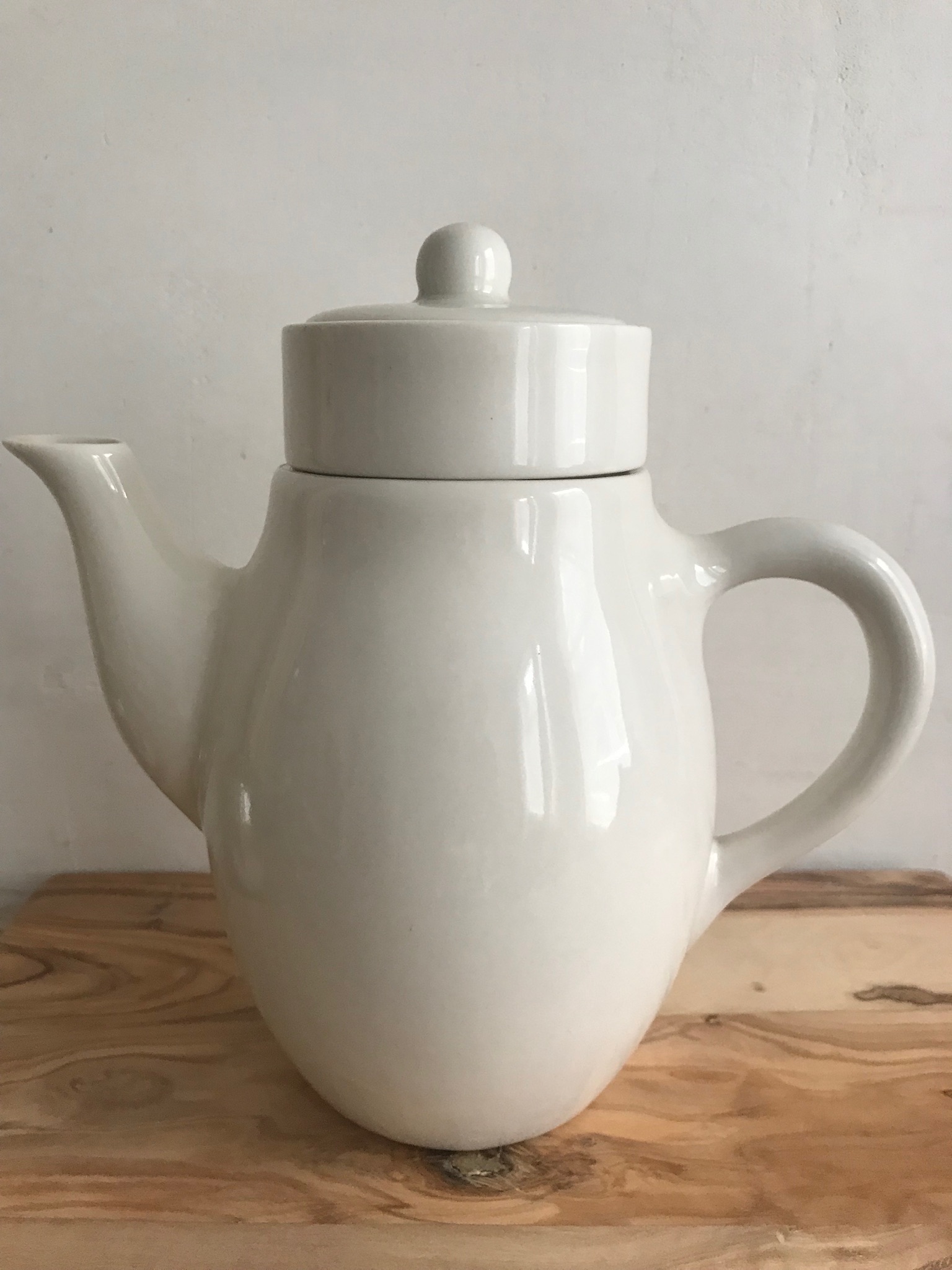 Han Knaap - Theepot, uitvoering door St. Maarten Porcelein verkocht voor € 20!