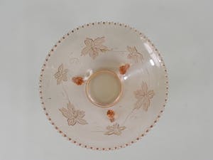 Niet of onleesbaar gesigneerd - Vintage roze fruitschaal met klimopbladeren kopen? Bied vanaf 1!