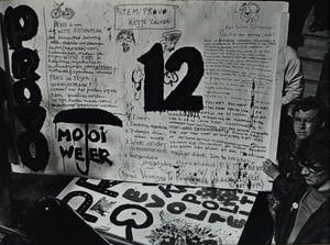 Cor Jaring - Foto , Verkiezingsbord Provo 1966 - ingelijst - 1987 kopen? Bied vanaf 75!