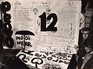 Cor Jaring - Foto , Verkiezingsbord Provo 1966 - ingelijst - 1987 verkocht voor € 75!