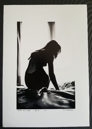 Erik Gigengack - 'woman on a bed', foto met beperkte oplage. kopen? Bied vanaf 35!