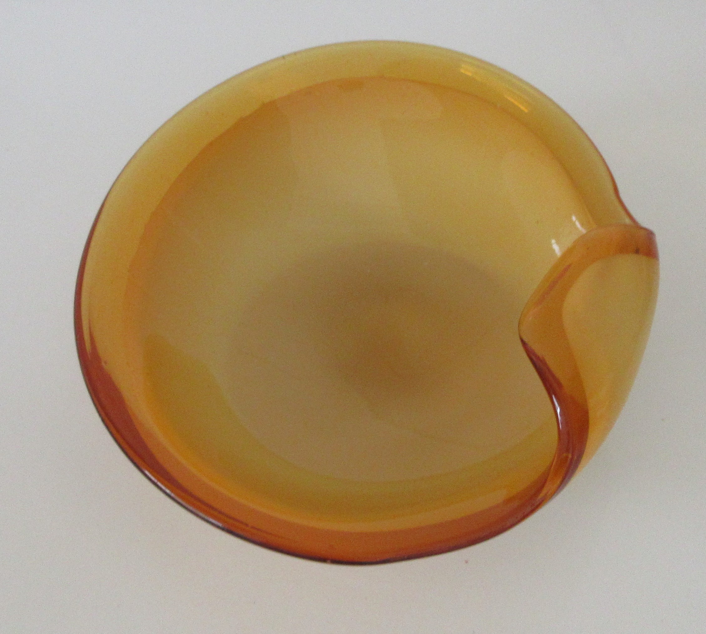 Niet of onleesbaar gesigneerd - Murano amber en ivoor witte glazen vrijgevormde schaal kopen? Bied vanaf 1!