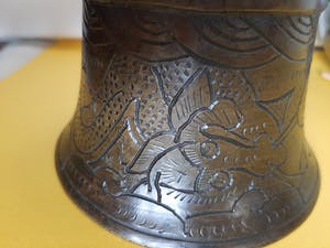 Niet of onleesbaar gesigneerd - Oosterse steenbal met bronsen voet kopen? Bied vanaf 1!