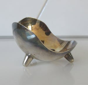 Niet of onleesbaar gesigneerd - Fifties verzilverde kaarsenhouder op voetjes kopen? Bied vanaf 10!