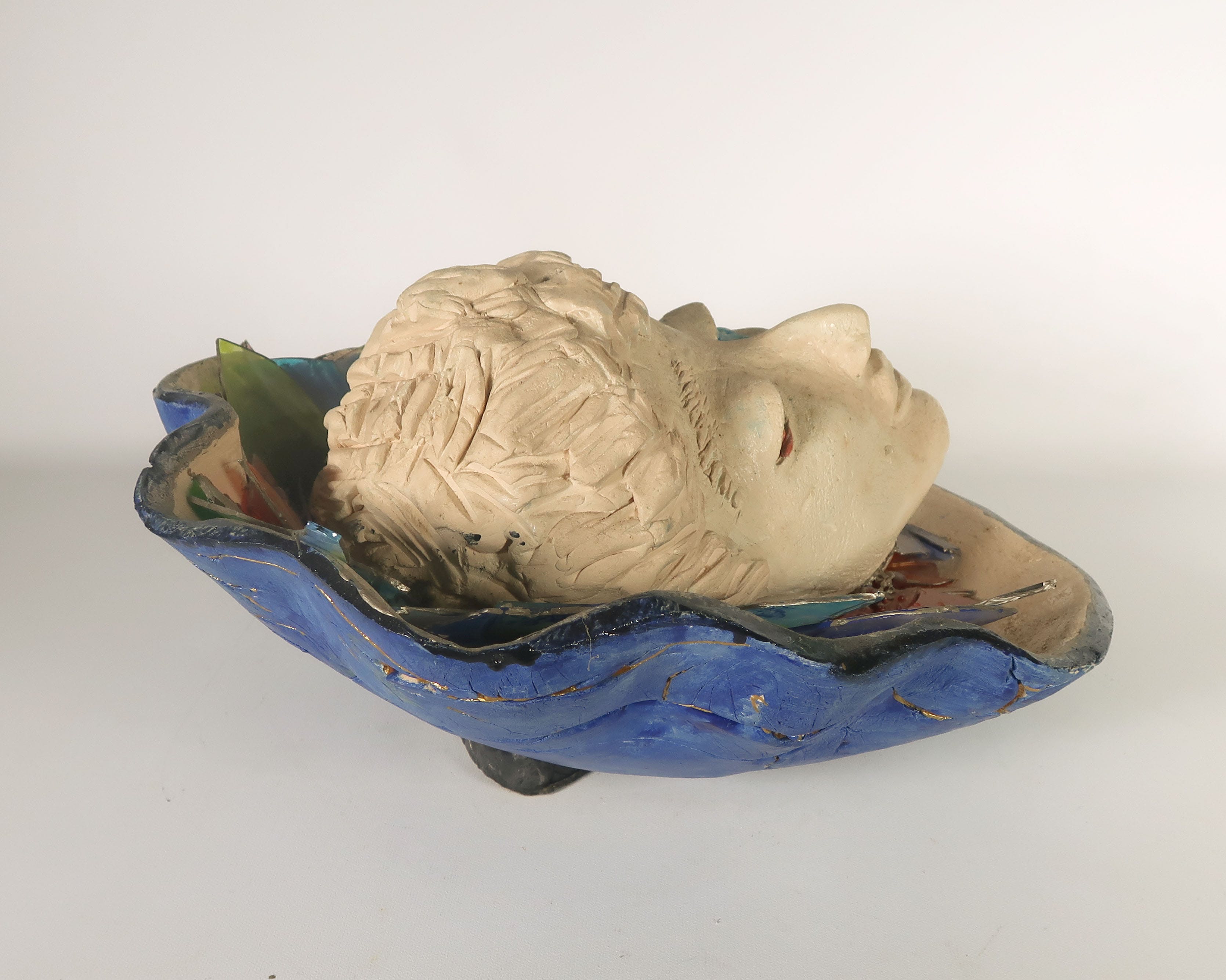 Franca Muller Jabusch - Opengewerkte schelp van klei met glas elementen en klein masker kopen? Bied vanaf 1!