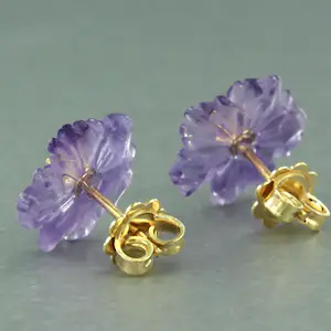 18kgouden oorknoppen in bloem vorm geslepen amethist en briljant geslepen diaman kopen? Bied vanaf 185!
