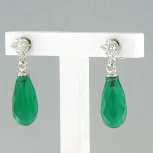 18k gouden oorhangers met groene chalcedoon en briljant geslepen diamant kopen? Bied vanaf 260!
