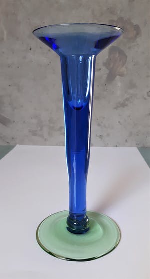 Niet of onleesbaar gesigneerd - Twee design glazen kaarsenhouders blauw met groene voet kopen? Bied vanaf 1!