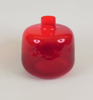 Niet of onleesbaar gesigneerd - W.J.Rozendaal- Rode glazen vaas met smalle opening kopen? Bied vanaf 1!