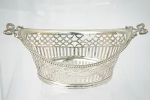 37 - 2e geh. Zilveren ajour gezgd ovalen Bonbon-mandje met parelrand en strikken kopen? Bied vanaf 190!
