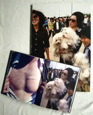 Henk Schiffmacher - Gesigneerde foto op dibond “Vrouw met Honden” + gesigneerd fotoboek verkauft für € 150!