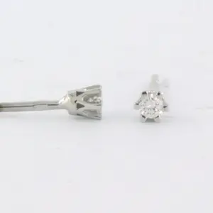 18k wit gouden solitair oorknoppen bezet met briljant geslepen diamant kopen? Bied vanaf 195!