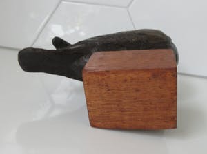 Niet of onleesbaar gesigneerd - Plastiek van een bronzen Duif op teakhouten sokkel kopen? Bied vanaf 10!