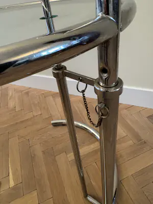 Eileen Gray - Toegeschreven verstelbare bijzettafel E 1027 kopen? Bied vanaf 175!