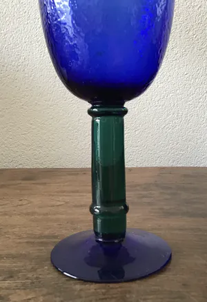Niet of onleesbaar gesigneerd - Zware blauwe glazen schaal met groot drinkglas kopen? Bied vanaf 1!