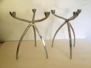 Niet of onleesbaar gesigneerd - Twee aluminium kandelaars verkocht voor € 10!