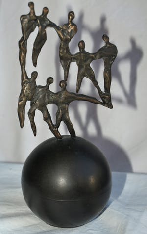 Corry Ammerlaan - Corry Ammerlaan? - Beeldje op ronde sokkel , “Acrobaten” kopen? Bied vanaf 1!