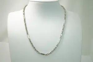 Acheter22 - 18 karaats witgouden fantasie schakel collier met tussen stafjes? Enchérissez de 2400!