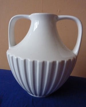 Kunstaardewerkfabriek Regina - FLORIS MEYDAM vaas met oren 1962 kopen? Bied vanaf 25!