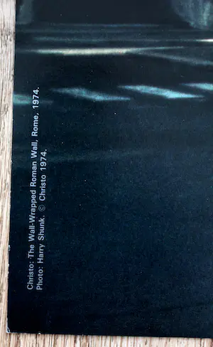 Christo - Ongesigneerde foto litho: The Wall Wrapped, Rome - 1974 kopen? Bied vanaf 25!