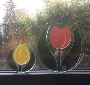 Niet of onleesbaar gesigneerd - TWEE GLAZEN RAAMHANGERS MET TULP kopen? Bied vanaf 1!