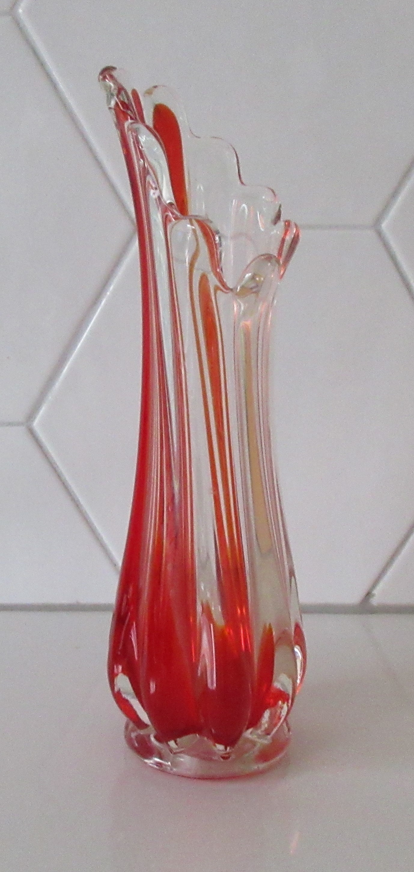 Niet of onleesbaar gesigneerd - Rood wit vrijgevormd glazen vaasje kopen? Bied vanaf 1!