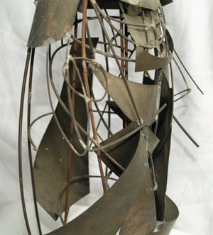 Niet of onleesbaar gesigneerd - Beeld van blik en ijzerdraad, “Koningin” – 34 cm hoog kopen? Bied vanaf 10!