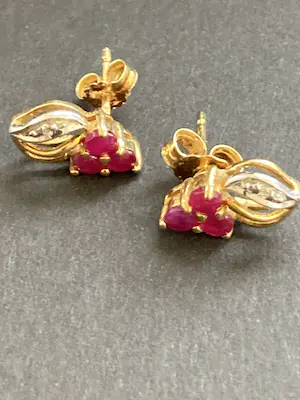 18 karaats geelgouden  fantasie oorknoppen bezet robijn en diamant kopen? Bied vanaf 175!