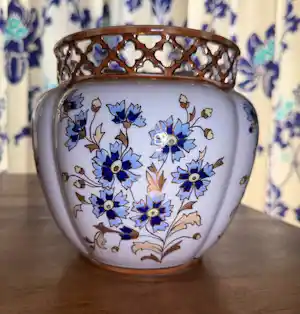 AcheterZsolnay - Bloempot uit de Cornflower collectie? Enchérissez de 550!