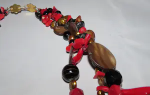 Ketting van koraal, parels, git, rookkwarts, agaath en lavasteen kopen? Bied vanaf 400!