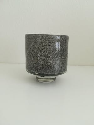 Niet of onleesbaar gesigneerd - Unieke vaas op voet, glas met luchtbellen in tinten grijs. Mondgeblazen. kopen? Bied vanaf 1!