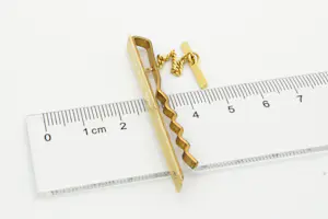 65- Fraai bewerkte vintage jaren 60 dasclip met briljant en veiligheidsketting kopen? Bied vanaf 120!